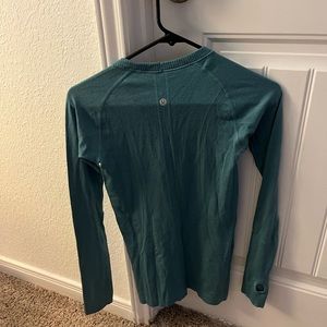 Luluemon size 4 long sleeve
